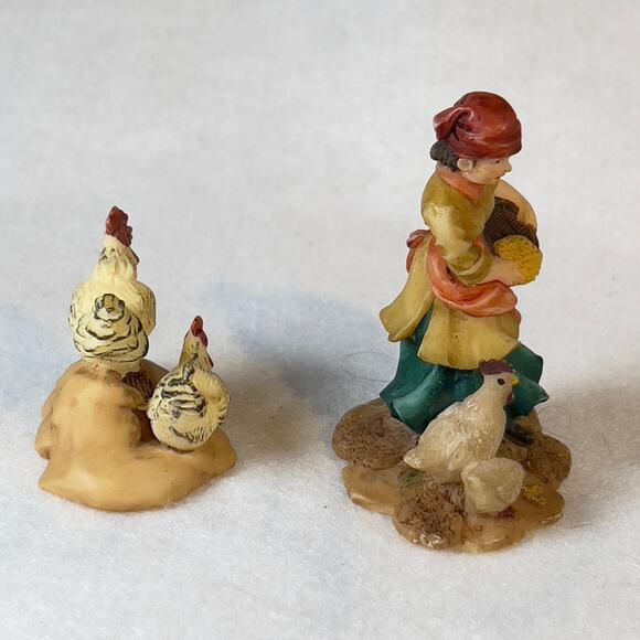 Grandeur Noel '01 Bethlehem Village (2 pcs) Hens & Woman O'Well Porcelain Resin - Picture 5 of 10